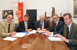 Firma dell'accordo di cooperazione nella ricerca tra Laimburg e LUB (Foto Pertl)