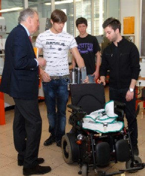 I giovani progettisti mostrano il prototipo all'assessore Bizzo