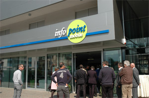Ass. Widmann: i cittadini apprezzano l'informazione e la consulenza diretta fornite presso l'Infopoint Mobile di Bressanone