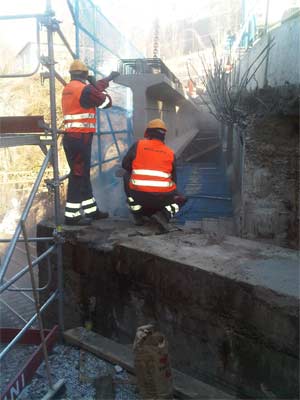 Interventi di rinnovo delle parti deteriorate del ponte d'accesso a Colleisarco sulla SS 12.