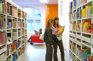 La biblioteca del Centro Multilingue è frequentata da un'assidua utenza (FOTO:USP/A.Pertl)