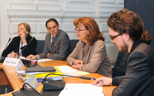L'assessora Kasslatter Mur nel corso della conferenza stampa