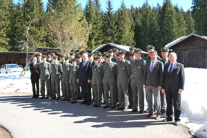 Le 25 nuove guardie forestali con il presidente della Provincia Luis Durnwalder (al centro) davanti alla Scuola forestale Latemar a Carezza.