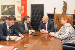 Il presidente Durnwalder a colloquio con il segretario di Stato austriaco  Waldner e la console generale Berka