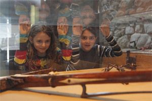 Bambini in visita al Museo storico-cultura dell'Alto Adige a Castel Tirolo