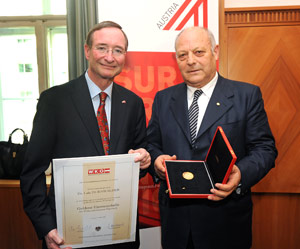 Christoph Leitl consegna al presidente Luis Durnwalder la medaglia d'oro della Camera di Commercio Austriaca