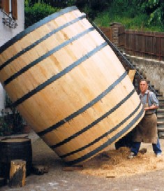Mastro bottaio al Museo del vino di Caldaro