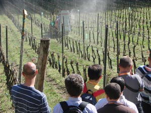Presentazione di atomizzatori in un campo nei pressi della "Laimburg".