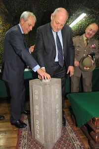 Luis Durnwalder e il sottosgretario Milone alla posa simbolica della prima pietra alla caserma Polonio