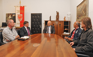 L'incontro del presidente Durnwalder con sindacati e presidente del Consiglio provinciale Minniti (Foto Pertl)