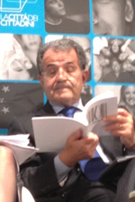 Romano Prodi che sfoglia il catalogo di LiberaMente, insignito con il 1° premio a "La città dei cittadini" a Casalecchio sul Reno (BO)