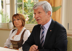 L'assessore Berger alla presentazione con la titolare del Vilpianerhof, Elisabeth Visintainer (Foto Pertl)