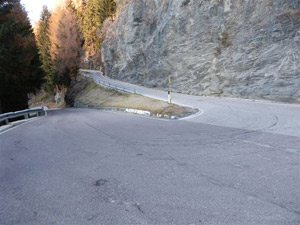 Si lavora per sistemare il 4° tornante della statale di Passo del Rombo.