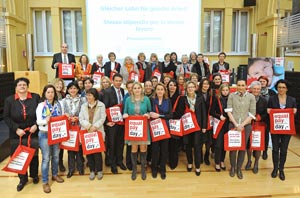 Le rappresentanti di alcuneidegli enti coinvolti nell'equal pay day 2012 con le borse rosse dell'evento. (FOTO: USP/A.Pertl)