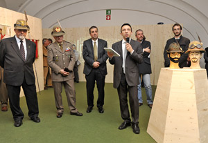 L'inaugurazione della mostra sugli alpini al Centro Trevi con l'assessore Christian Tommasini (Foto Pertl)