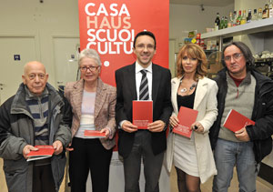 Progetto via Sassari: il vicepresidente Tommasini ed i 4 artisti del quartiere con il quaderno loro dedicato. (FOTO: USP/A.Pertl)