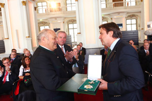 Il presidente Luis Durnwalder riceve l'onorificenza