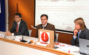 L'assessore Richard Theiner (centro) ha presentato il kit per i Comuni con i materiali della campagna "Bere responsabile" assieme ad Arno Kompatscher presidente Consorzio Comuni (sx) e Peter Koler di Forum Prevenzione (FOTO: USP/A.Pertl)
