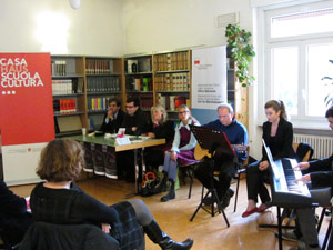 Un libro ti aspetta: Un momento della lettura di passi del libro "I ricordi mi guardano" di Tomas Tranströmer alla Biblioteca Civica a Bolzano.