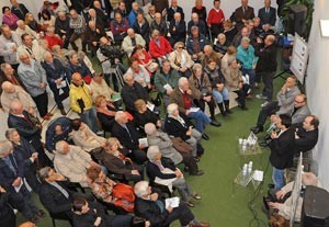 Tanto pubblico alla presentazione del volume al Centro Trevi di Bolzano (Foto Pertl)