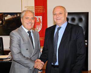 Il presidente Durnwalder prende commiato dal commissario del Governo Fulvio Testi (Foto: USP/A.Pertl)