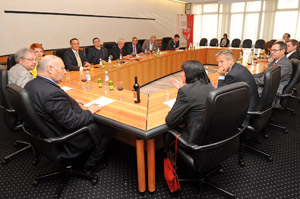 Il presidente Durnwalder con il presidente della sottocomissione Hermann Gahr (sx) ed alla console Sigrid Berka ed altri membri (Foto: USP/A.Pertl)