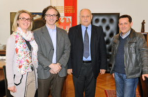 Favorevoli alla collabarazione nella ricerca biomedica (da sx: Birgit Oberkofler (Uff.Euregio), Josef Penninger (IMBA), il pres. Luis Durnwalder e Peter Pramstaller (Eurac).(Foto: USP/A.Pertl)