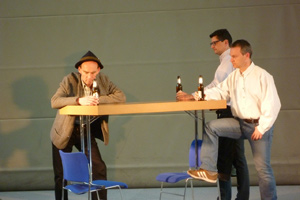 Una scena dal pezzo teatrale "Mez per sort" di Krah - Forumtheater Südtirol.