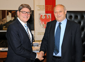 Il Presidente della Provincia, Luis Durnwalder, con il Commissario del Governo, Valerio Valenti