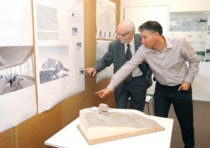 Josef March e Hans-Peter Santer (Ufficio edilizia est) illustrano il progetto vincitore per il nuovo rifugio Vittorio Veneto al Sasso nero