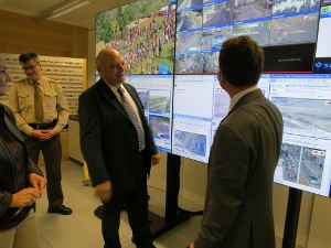 Il capo della Protezione civile provinciale Hanspeter Staffler spiega al presidente Durnwalder la situazione traffico