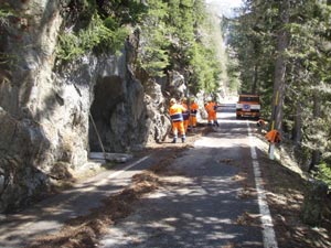 Gli interventi di ripulitura delle carreggiate della strada per Passo Stalle.