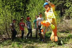 Gli esperti della Ripartizione opere idrauliche con i piccoli alunni e la klown Karamela