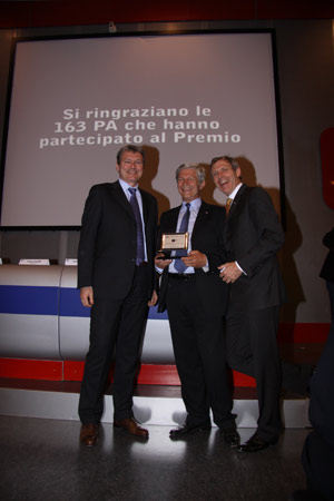 L'ass. Hans Berger assieme al direttore di AAM-SMG Christoph Engl ed al presidente di "Formez PA", Carlo Flamment allapremiazione a Roma.