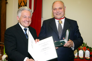 Josef Pühringer consegna al presidente Luis Durnwalder l'onorificenza