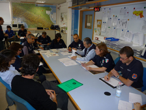 Esperti al lavoro nella centrale operativa di Bologna: a destra Andreas Simmerle della Protezione civile altoatesina