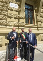 Il presidente Durnwalder, il sindaco Spagnolli ed il vicesindaco Ladinser hanno scoperto l'iscrizione in marmo di Piazza Silvius Magnago