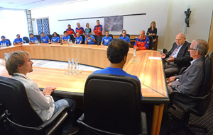 Il presidente Durnwalder ed Hermann Brugger dell'EURAC con la delegazione nepalese