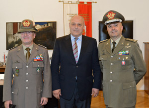 Il presidente Luis Durnwalder tra il Generale Alberto Primicerj e il Generale Roberto Bernardini