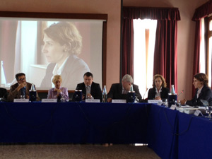 L'ambasciatore bulgaro Todor Stoyanov (terzo da sinistra) e la presidente del Consiglio direttivo Katia Tenti (ultima a destra) durante i lavori a Venezia