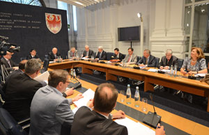 Vertice nella Sala stampa di Palazzo Widmann: la Giunta provinciale e i rappresentanti dei Comuni (Foto: Pertl)