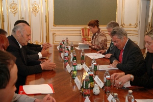 Presidenti attorno a un tavolo: un momento dell'incontro di Vienna fra Luis Durnwalder e Heinz Fischer