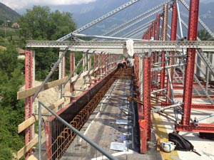 La speciale impalcatura per la realizzazione del marciapiedi di servizio e l'allacciamento al ponte per la nuova uscita della MeBo a Marlengo. (Foto: Uff. Servizio tecnico strade ovest -Paolo Fedre)
