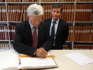 Digitalizzazione completata: l'assessore Hans Berger chiude l'epoca degli ingombranti volumi cartacei per il libro fondiario di Merano