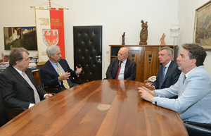 Il presidente Luis Durnwalder tra il vicepresidente della corporate Stephen Wachnowsky e l'assessore Roberto Bizzo (Foto Pertl)