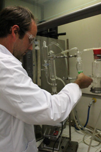 Andreas Sölva del laboratorio enologico del Centro Laimburg durante un'analisi dell'anidride solforosa nei vini secondo il metodo ufficiale