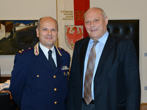 Il comandante della Polizia stradale, Massimo Piampiani, con il presidente Durnwalder