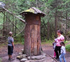 Una delle tappe del sentiero nel bosco