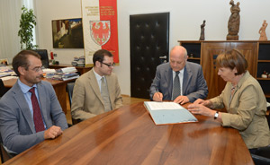 Il presidente Durnwalder e il neopresidente dell'Agenzia, Thomas Mathà, firmano l'accordo che la rende operativa (Foto Pertl)