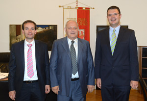 Il presidente, Luis Durnwalder, con Hansi Pichler (dx.), il neo eletto presidente del Wirtschaftsring, ed il direttore Mooswalder (sin.)